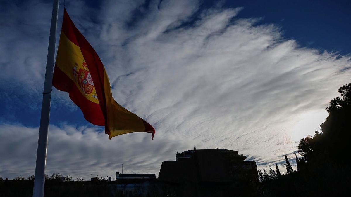 La bandera de España en la plaza Colón de Madrid.