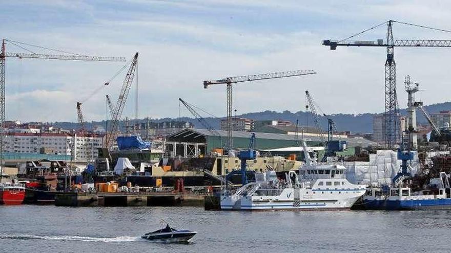 Vista de las gradas de Freire Shipyard y Armón Vigo, desde Bouzas. // Marta G. Brea