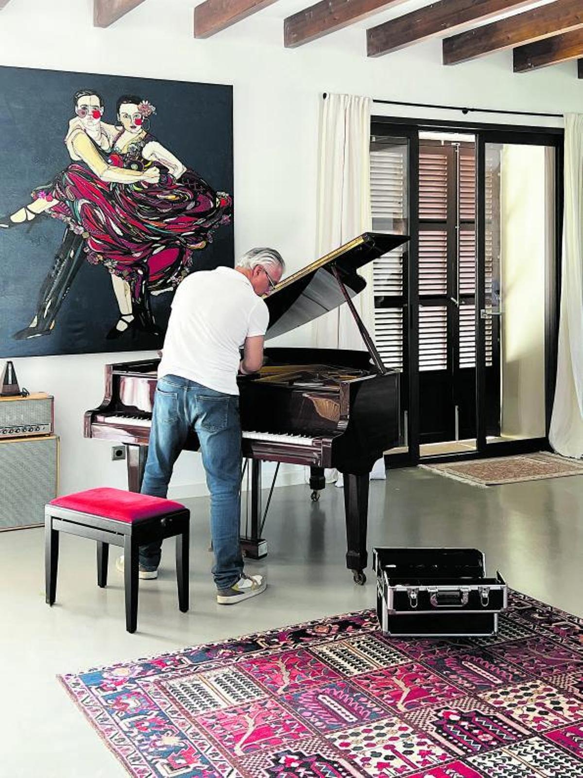 Jaime Elias Orfila, afinando un piano. | E. CHORNET