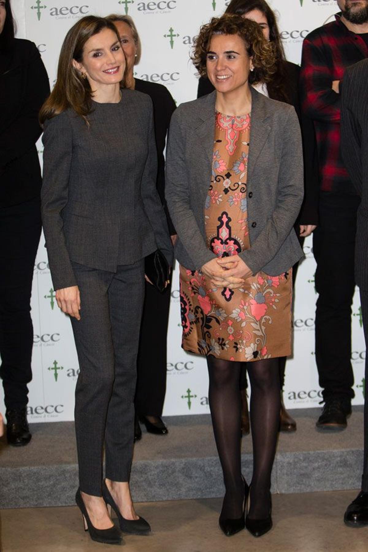 Letizia Ortiz con traje gris oscuro de Hugo Boss en Madrid