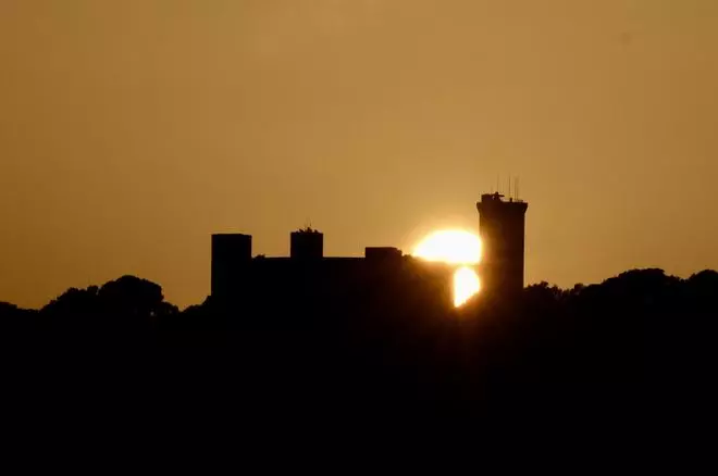 Así se ha visto desde la muralla del Baluard de Sant Pere la alineación del sol con la Torre de l'Homentge de Bellver