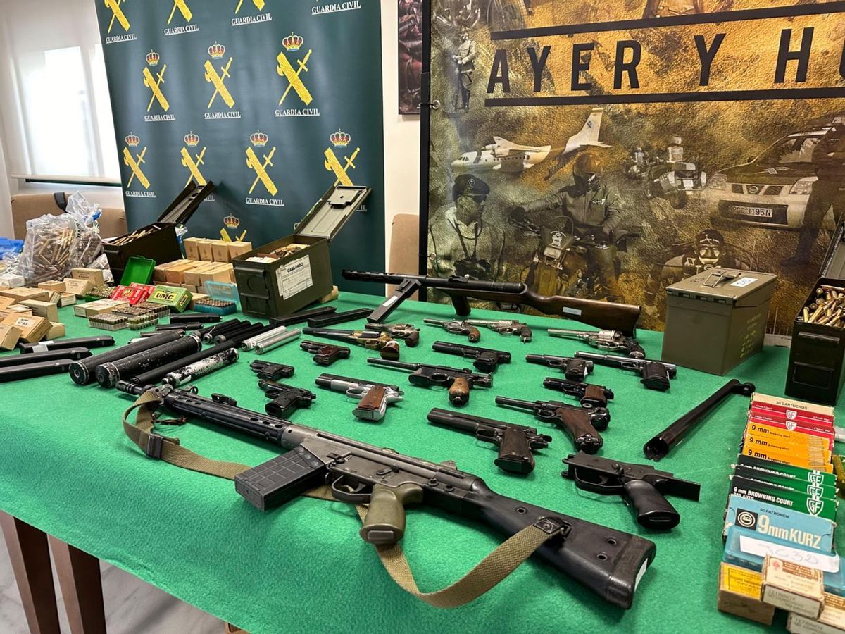 Armas incautadas a un clan del narcotráfico en Andalucía, entre ellas varias de guerra, en una operación de la Jefatura de Información de la Guardia Civil.