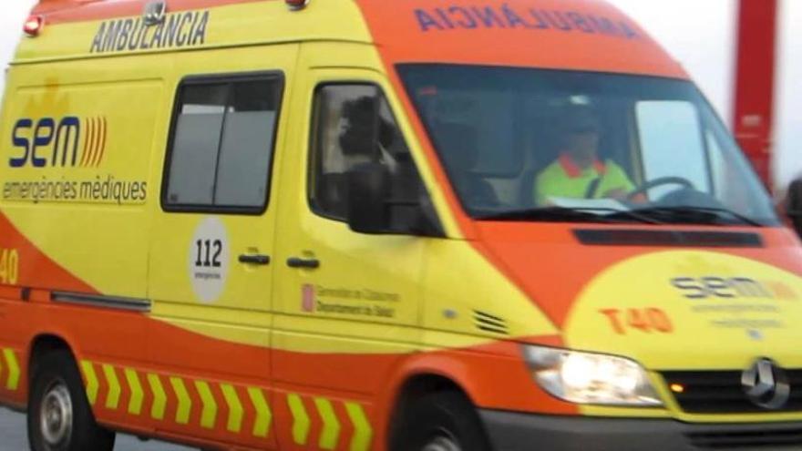 Una ambulància del SEM va traslladar la ciclista a l&#039;hospital