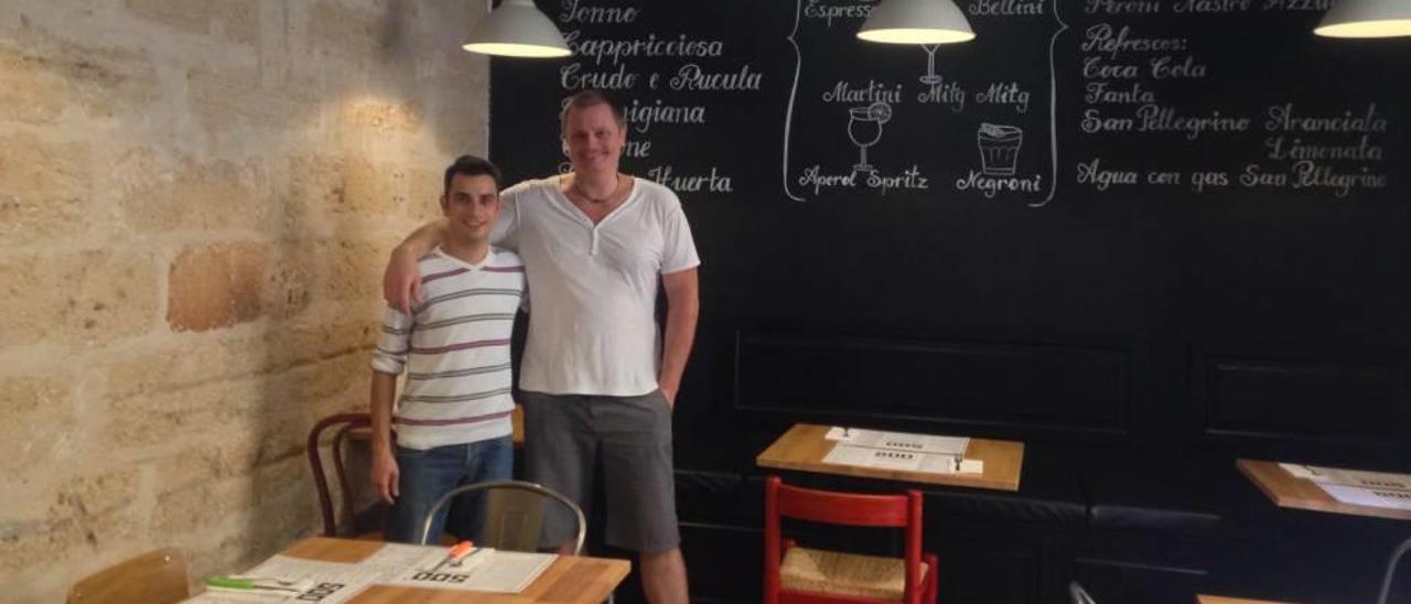 Paulino, el propietario de la pizzería 500 grados, junto a Andrea Occiocupo.