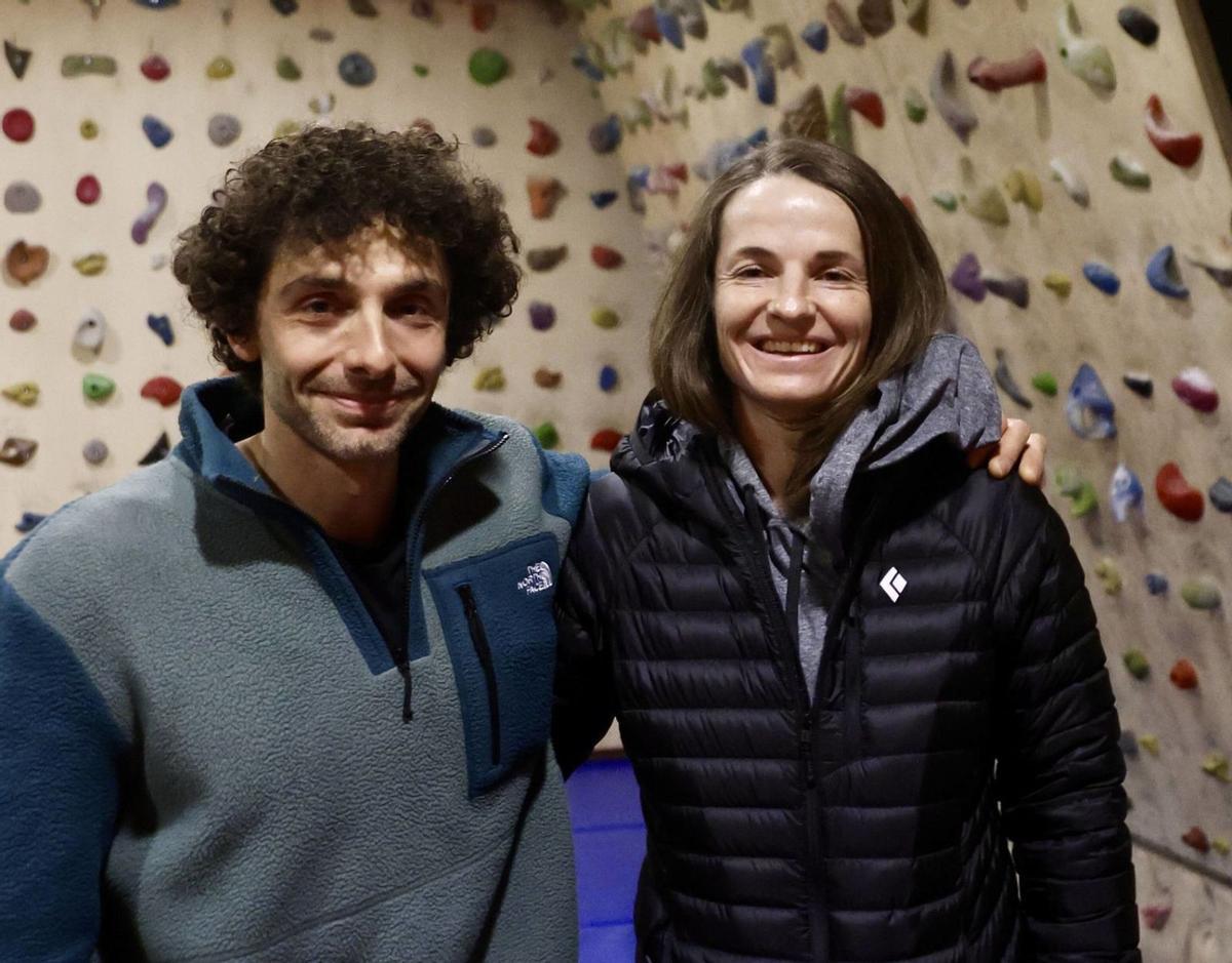 Jacopo Larcher y Barbara Zangerl, en la sede de la Agrupación Montañera Astur Torrecerredo.