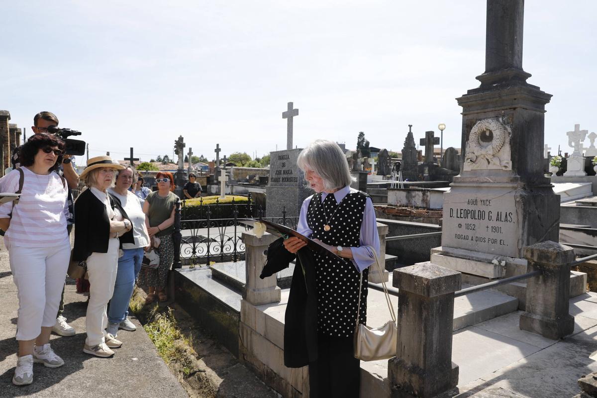 Oviedo. La Entidad Cultural Gaudiosa Asturias rinde homenaje a Leopoldo Alas Clarín en el 125.º aniversario de su fallecimiento en el cementerio de San Salvador