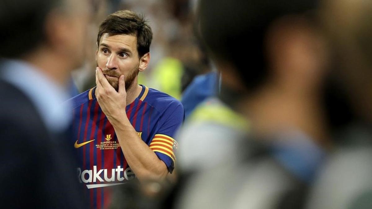 Un Leo Messi pensativo reflexiona tras caer en el Berrnabéu, en agosto pasado.