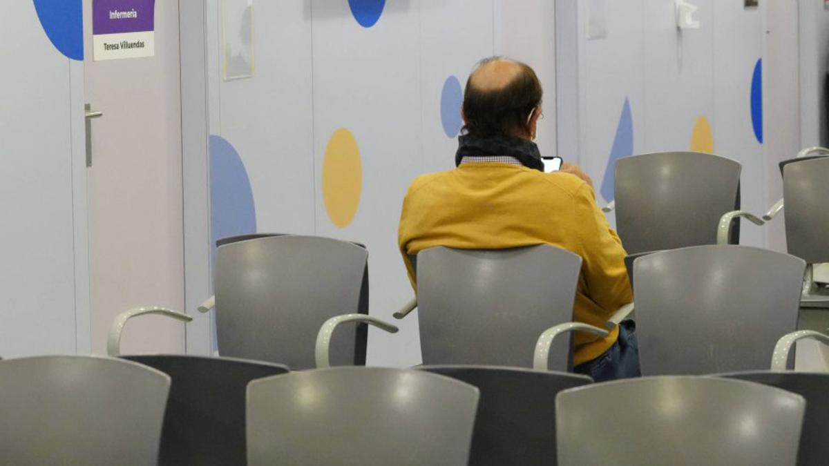 Una pacient entra en un CAP, a Barcelona. | FERRAN NADEU