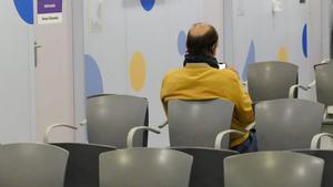 Una pacient entra en un CAP, a Barcelona. | FERRAN NADEU