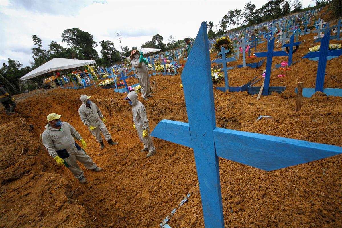 Un grupo de trabjadores cavan nichos en el cementerio de Nuestra Señora de Aparecida, en Manaos.