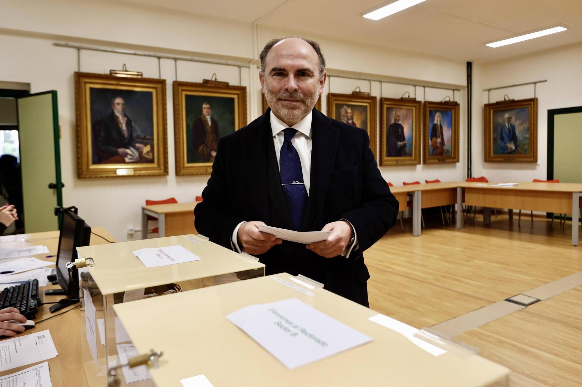 EN IMÁGENES: las votaciones para elegir al próximo Rector de la Universidad de Oviedo