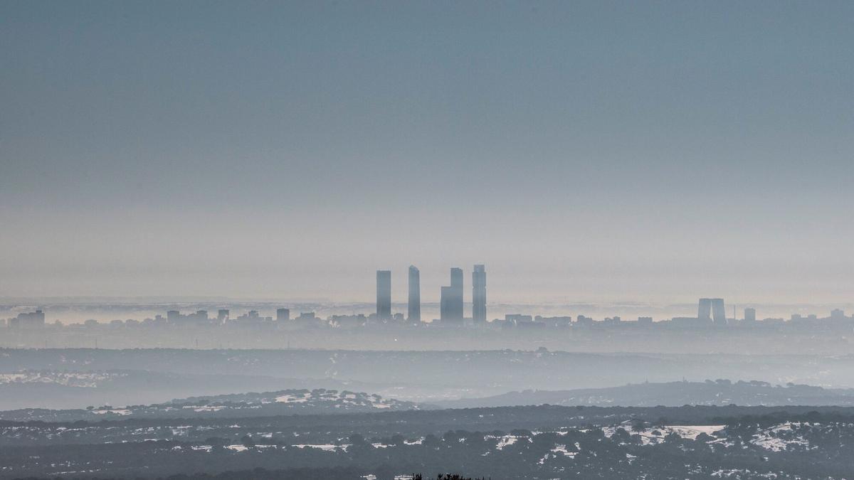 Perfil de la ciudad de Madrid visto desde la sierra de Hoyo de Manzanares por la nieve que ha dejado la borrasca Filomena.