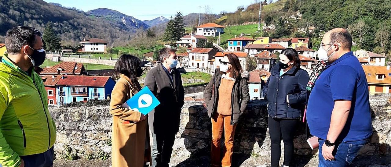 Álvarez Almeida –tercero por la izquierda–, ayer, en Cabrales, junto a responsables del sector turístico de la comarca y de Otea.