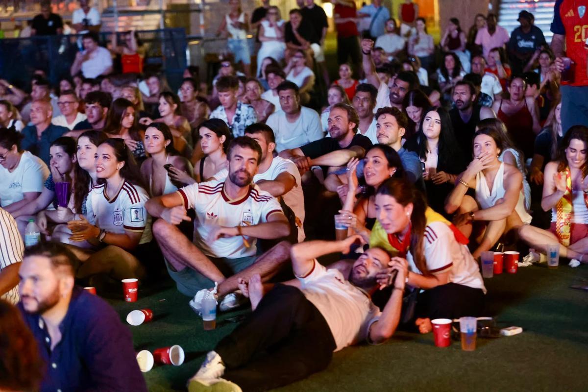 Alicante se vuelca con España: así se vive el partido en la pantalla gigante de la Zona Volvo