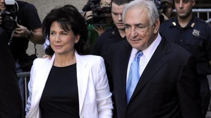 La periodista Anne Sinclair, esposa de Dominique Strauss-Kahn, junto a su marido.