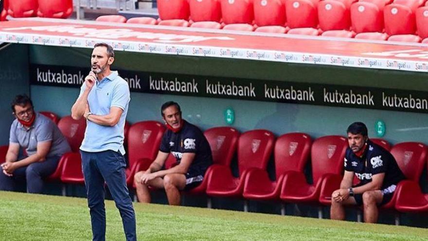 Moreno sigue un partido desde la zona técnica.