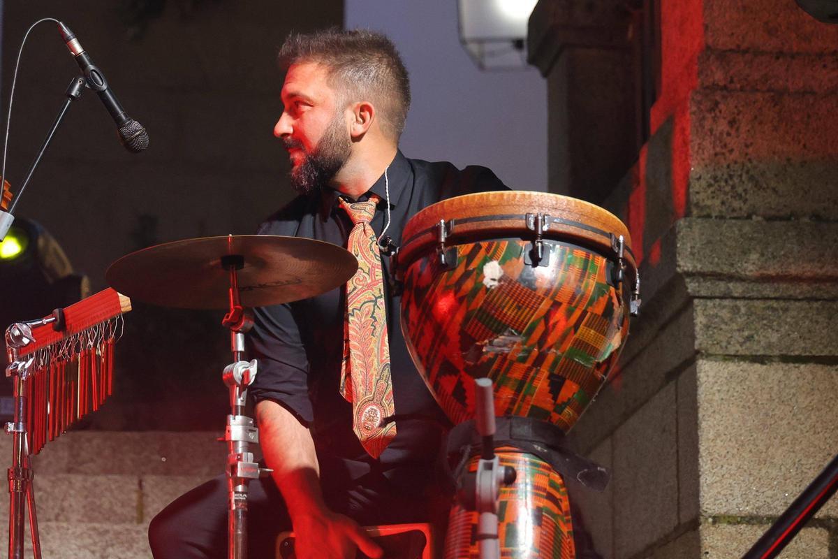 Fotogalería | Así ha sido la multitudinaria Zambombá flamenca en la plaza Mayor de Cáceres