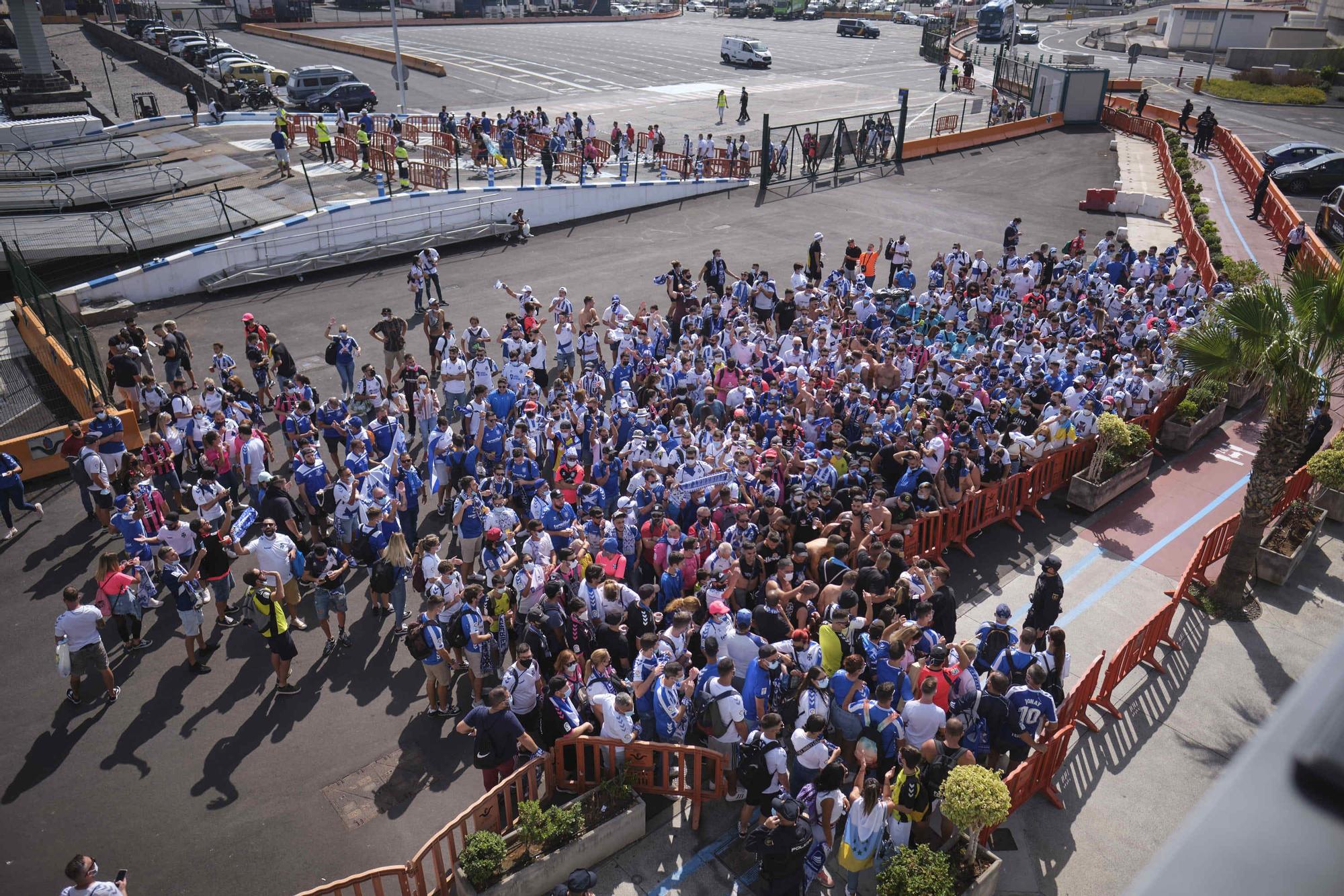 Aficionados del CD Tenerife, rumbo al derbi