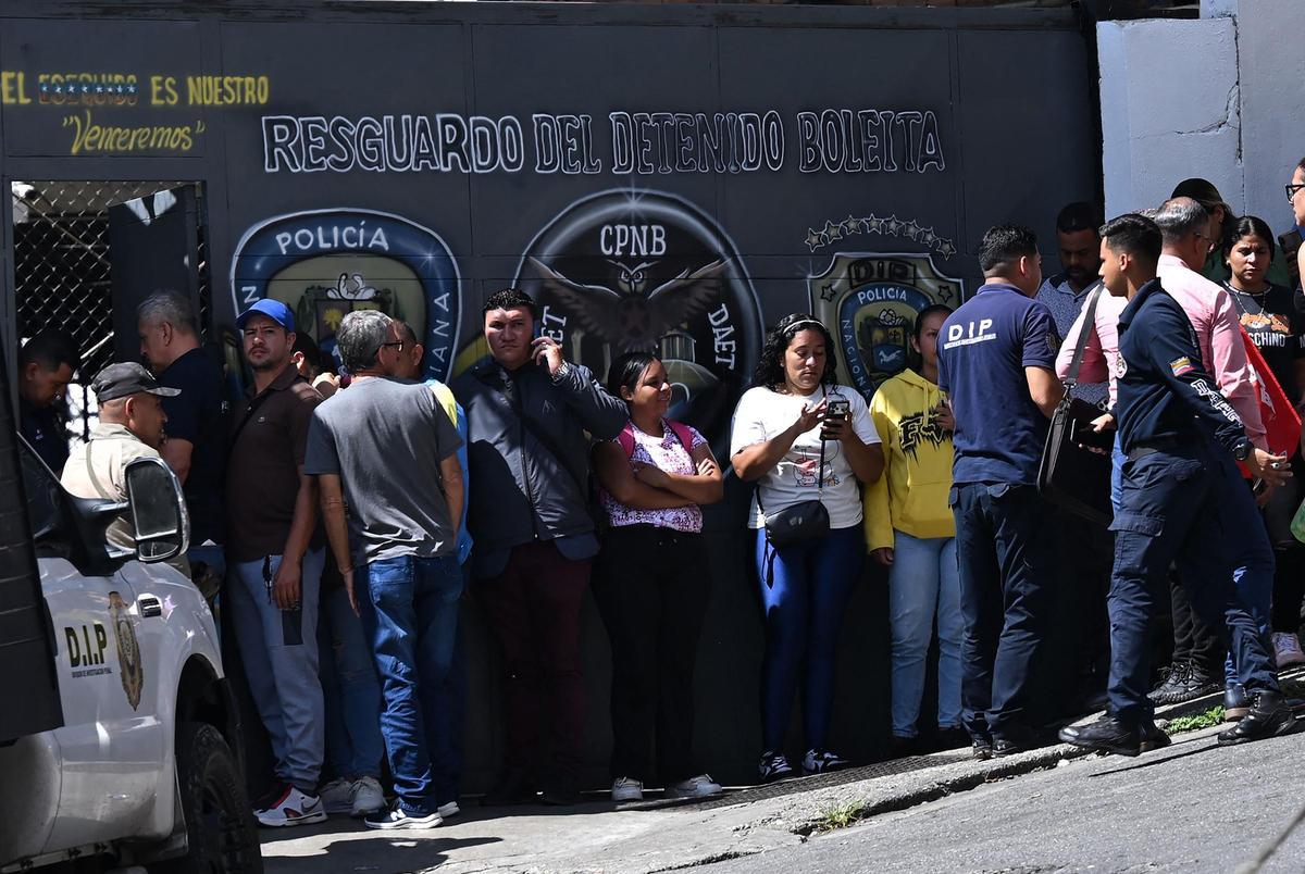Familiares de personas detenidas durante las últimas protestas en Venezuela esperan noticias de la policía
