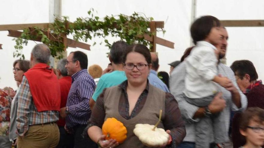 A la izquierda, Denise Martínez Peón despacha la castaña ganadora; sobre estas líneas, Dolores Álvarez.