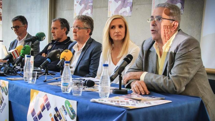 Presentación de la Feria con el alcalde y la concejal en el centro.