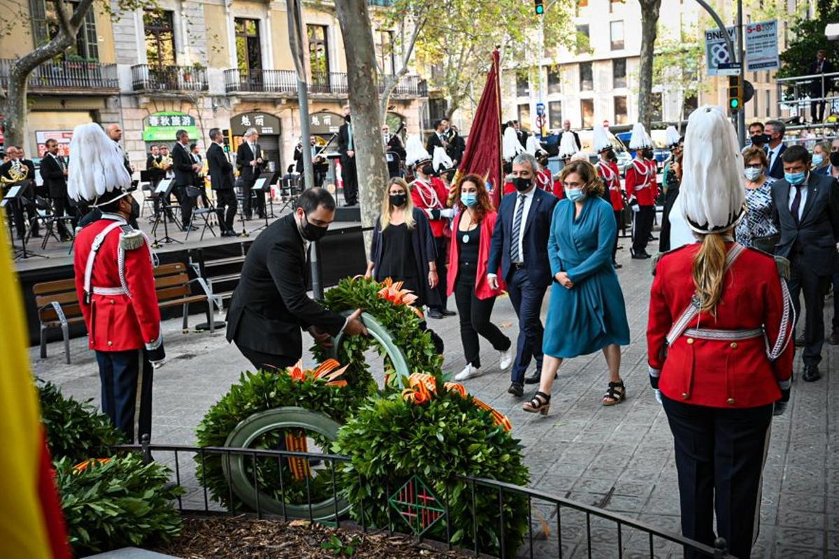 Ada Colau y miembros del Ajuntament de Barcelona realizan la ofrenda floral al monumento de Rafael Casanova.