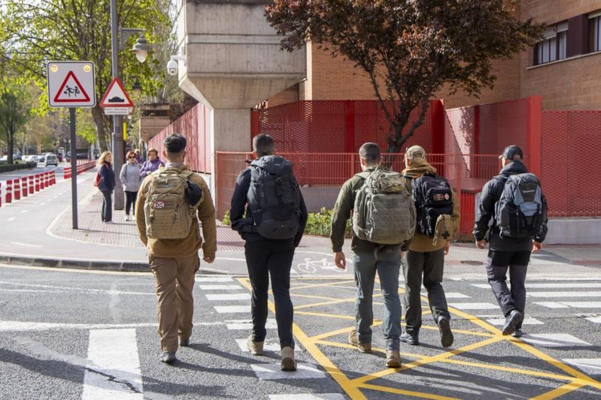 Un grupo de tres militares y dos alumnos de la academia de Baeza de la Guardia Civil han partido este martes desde la sede de la Unidad de Acción Rural (UAR) en Logroño.