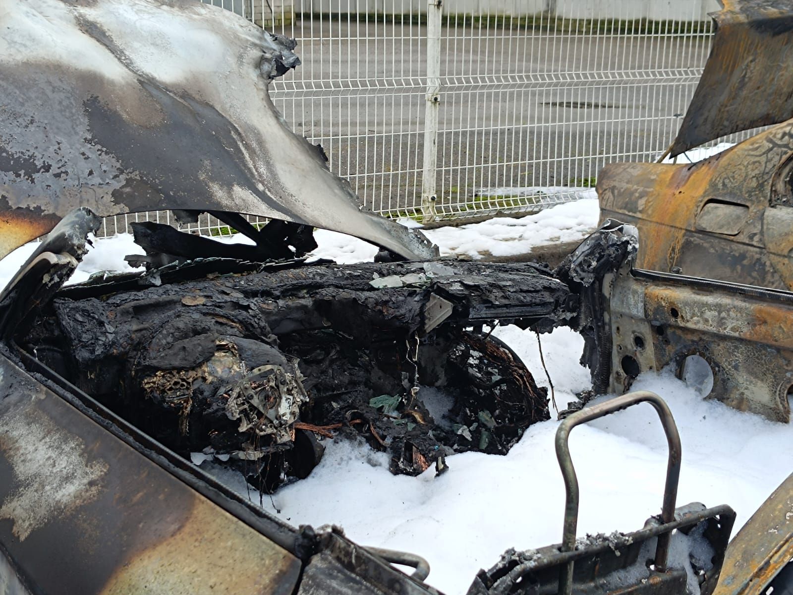 Arden cuatro vehículos en un aparcamiento en Naón, Siero