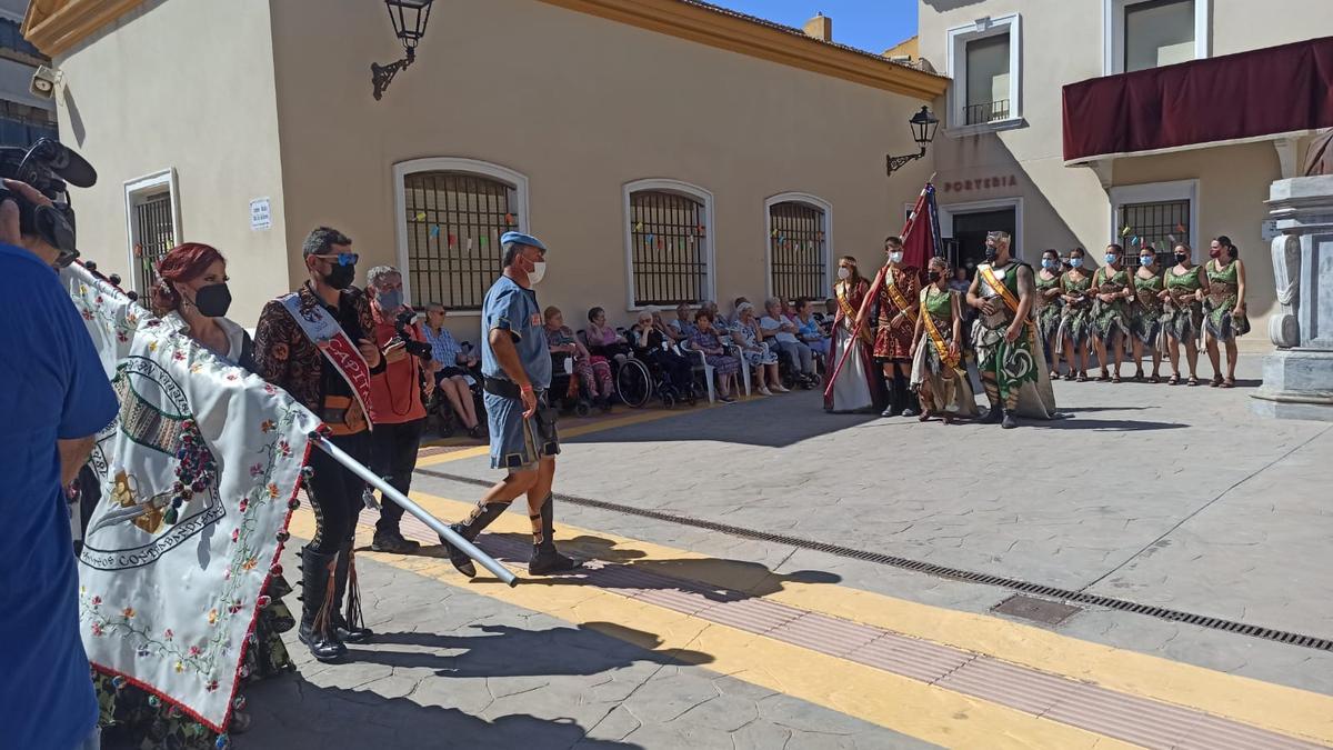 El desfile de Moros y Cristianos en la Residencia de Ancianos de Aspe.