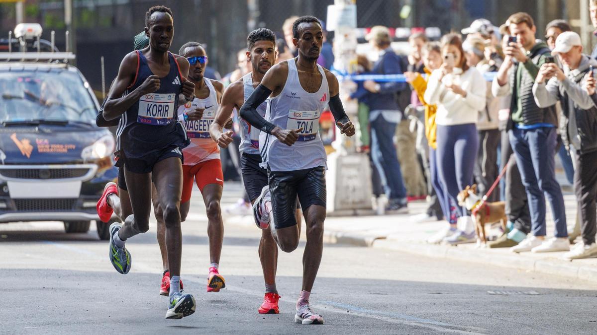 Tola, al frente de la carrera, en un momento del maratón de Nueva York