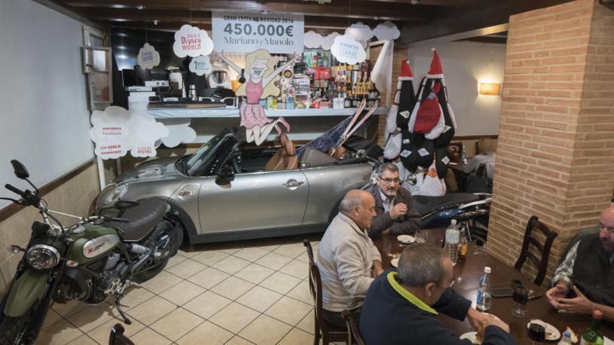 Varios clientes en el restaurante Mariano de Calamocha, con la cesta al fondo