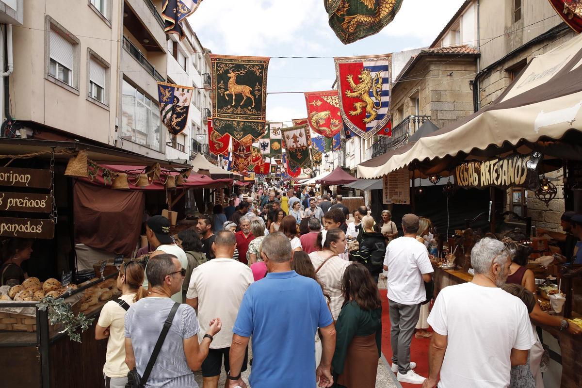 Una de las calles de Noia, repleta de gente durante la Feira Medieval.