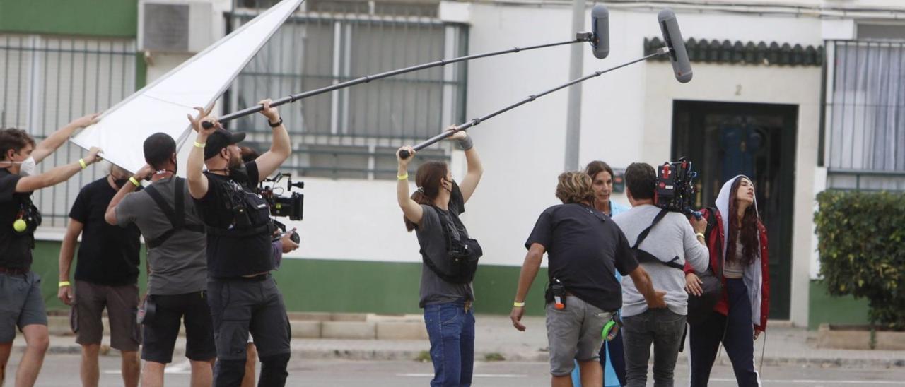 Un momento de la grabación de la serie Sin huellas para Amazon Prime Video, ayer, en la Zona Norte de Alicante. |