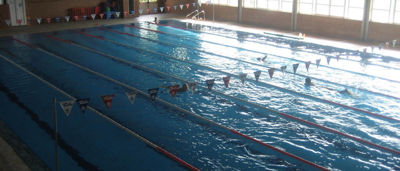 El recinto deportivo de la piscina municipal de Benicarló permanece cerrado al público desde marzo del pasado 2020.