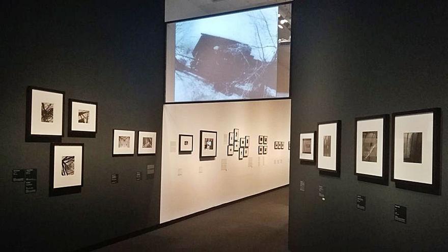 Dos salas de la exposición sobre ciudad y fotografía.