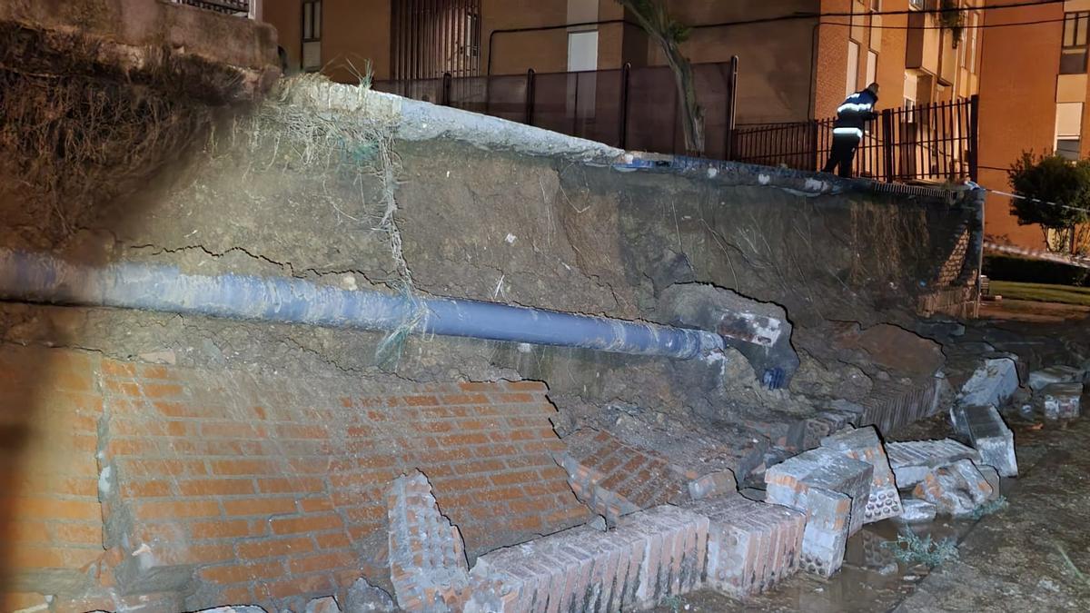 Aspecto de una parte del muro desplomado en el CEIP Buenos Aires. Son visibles las tubería de abastecimiento y saneamiento.