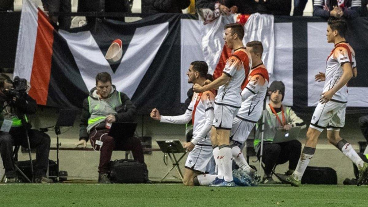 Una representación de jugadores del Rayo y aficionados del equipo madrileño se unieron para homenajear a aquellos que luchan contra el coronavirus