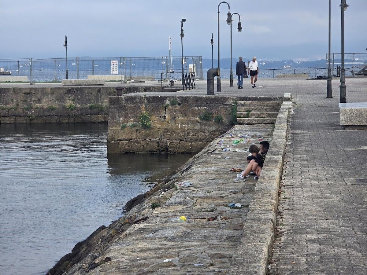 La Autoridad Portuaria se encarga finalmente de eliminar la basura acumulada en el Muelle de Pasajeros desde la Fiesta del Agua. La Autoridad Portuaria se encarga finalmente de eliminar la basura acumulada en el Muelle de Pasajeros desde la Fiesta del Agua.