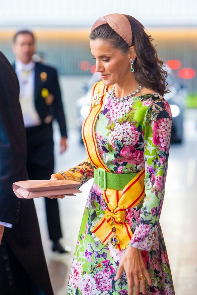 La Reina Letizia con vestido de Matilde Cano y diadema rosa