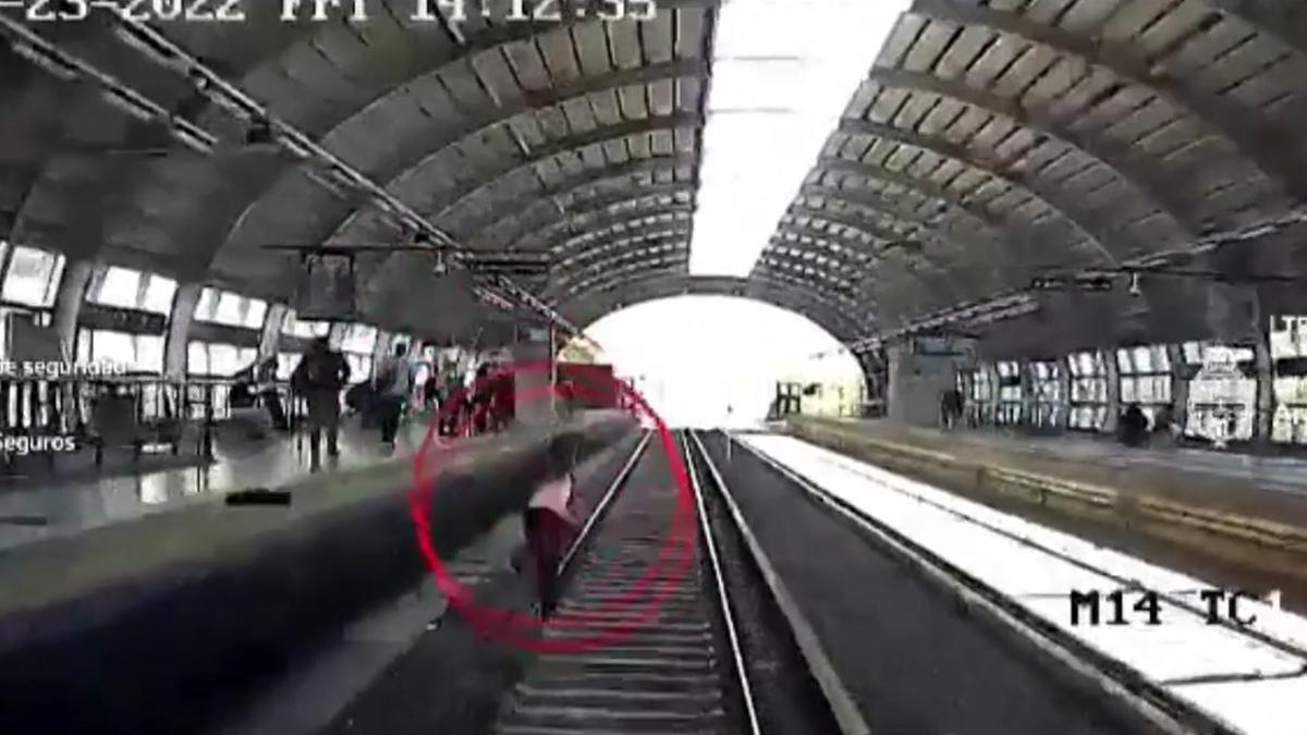 Un hombre sobrevive intacto pese a ser atropellado por un tren en el metro de Buenos Aires.