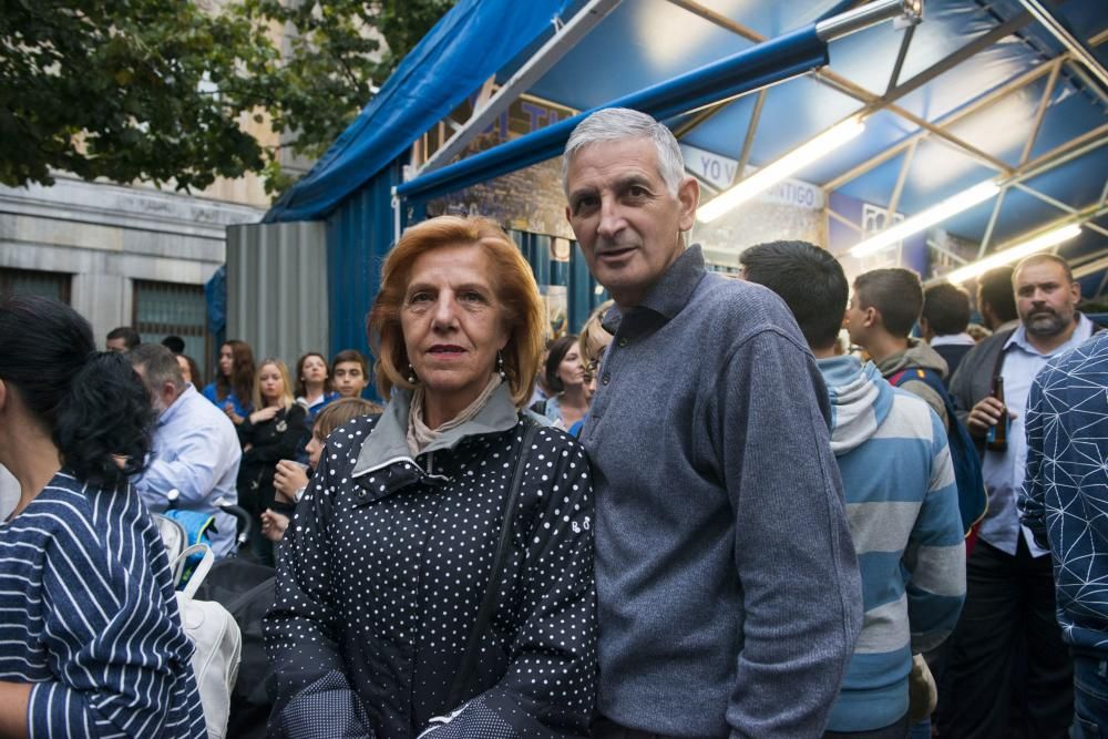 Jugadores del Real Oviedo visitan el chiringuito de la APARO en San Mateo