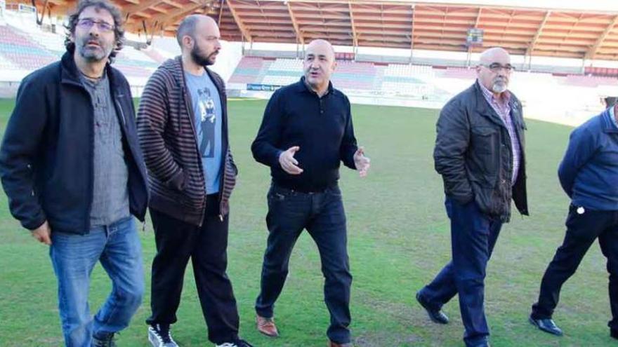 Los responsables municipales con directivos del Zamora, ayer en el Ruta.