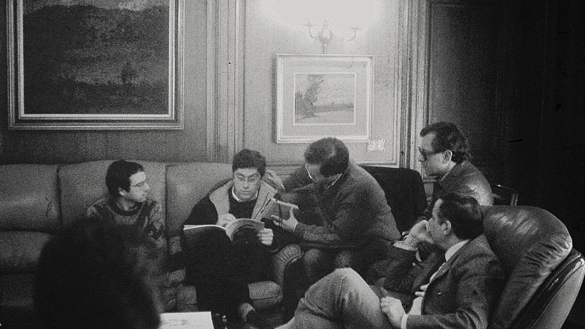 Miguel Solís, nel centru, atiende a un periodista al par de José Martínez y con Manuel Ponga sentáu a la mandrecha.