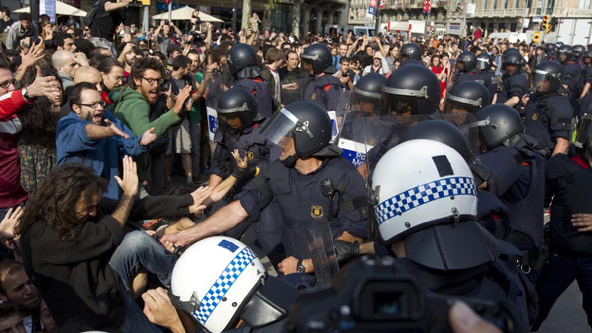 Los mossos durante el enfrentamiento con los indignados el pasado viernes.