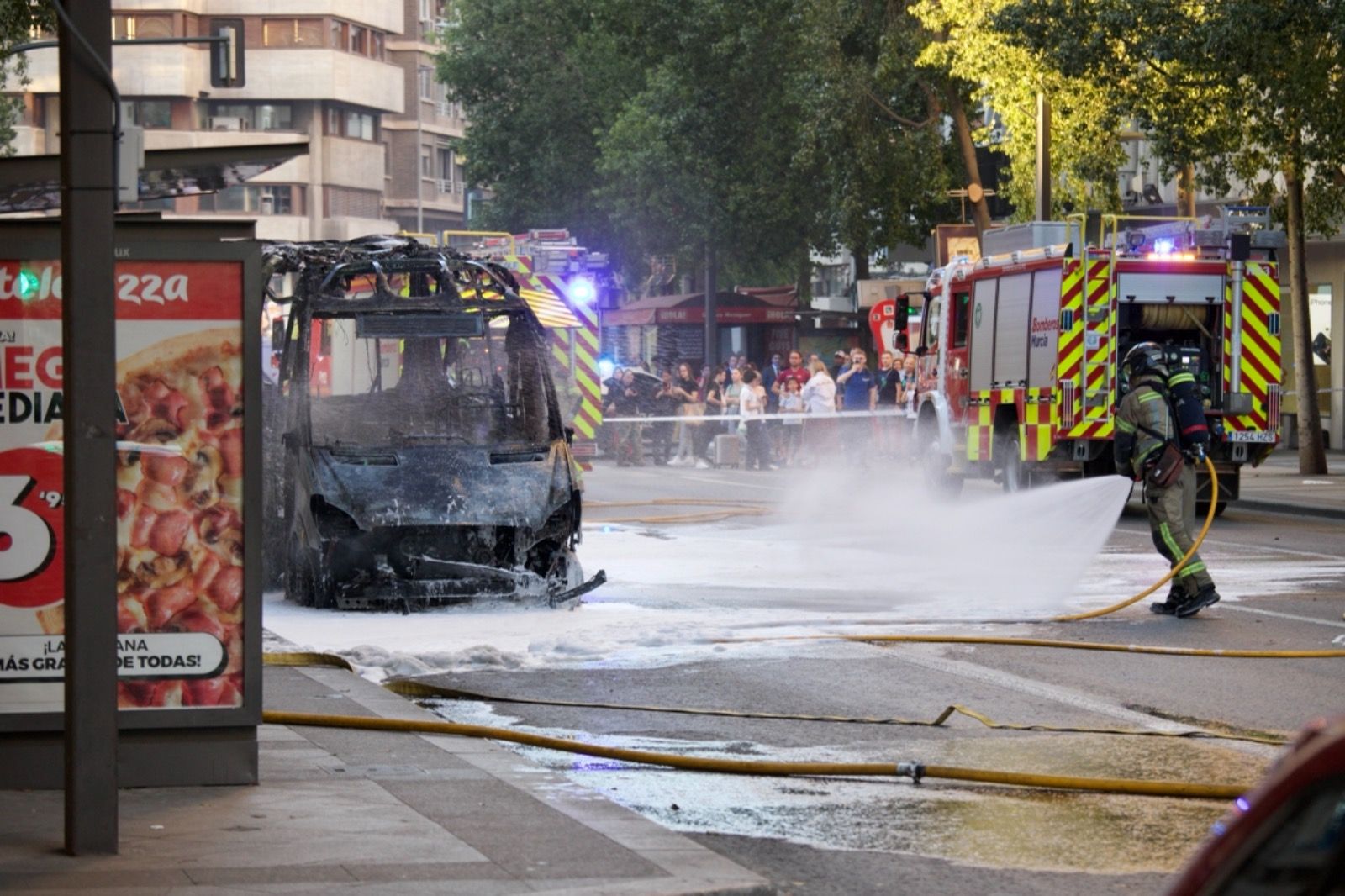 Las imágenes del incendio de un coche en plena Gran Vía de Murcia