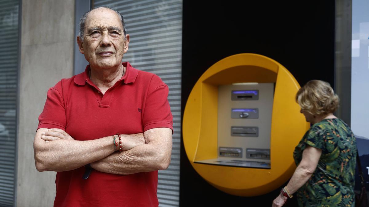 Carlos San Juan, impulsor de la campaña Soy Mayor No Idiota, frente a un cajero automático en Valencia