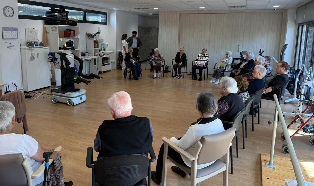 Un robot creado por el centro tecnológico Eurecat es uno de los tres que el equipo del proyecto Cora, encabezado por la empresa 4i, ha utilizado para experimentar con ancianos el modelo de interación entre máquina y humanos con el fin de influir positivamente en el comportamiento de los ancianos para hacer fisioterapia y para socializar con otros residentes.