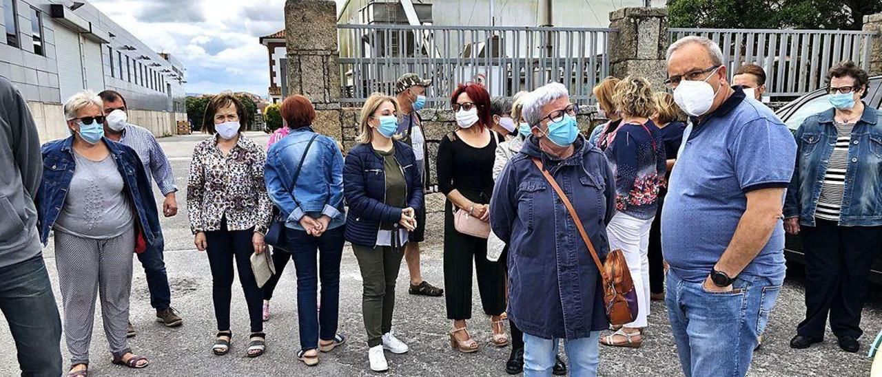 Representantes sindicales y trabajadores, a las puertas de la conservera Thenaisie Provote (O Grove), ayer.