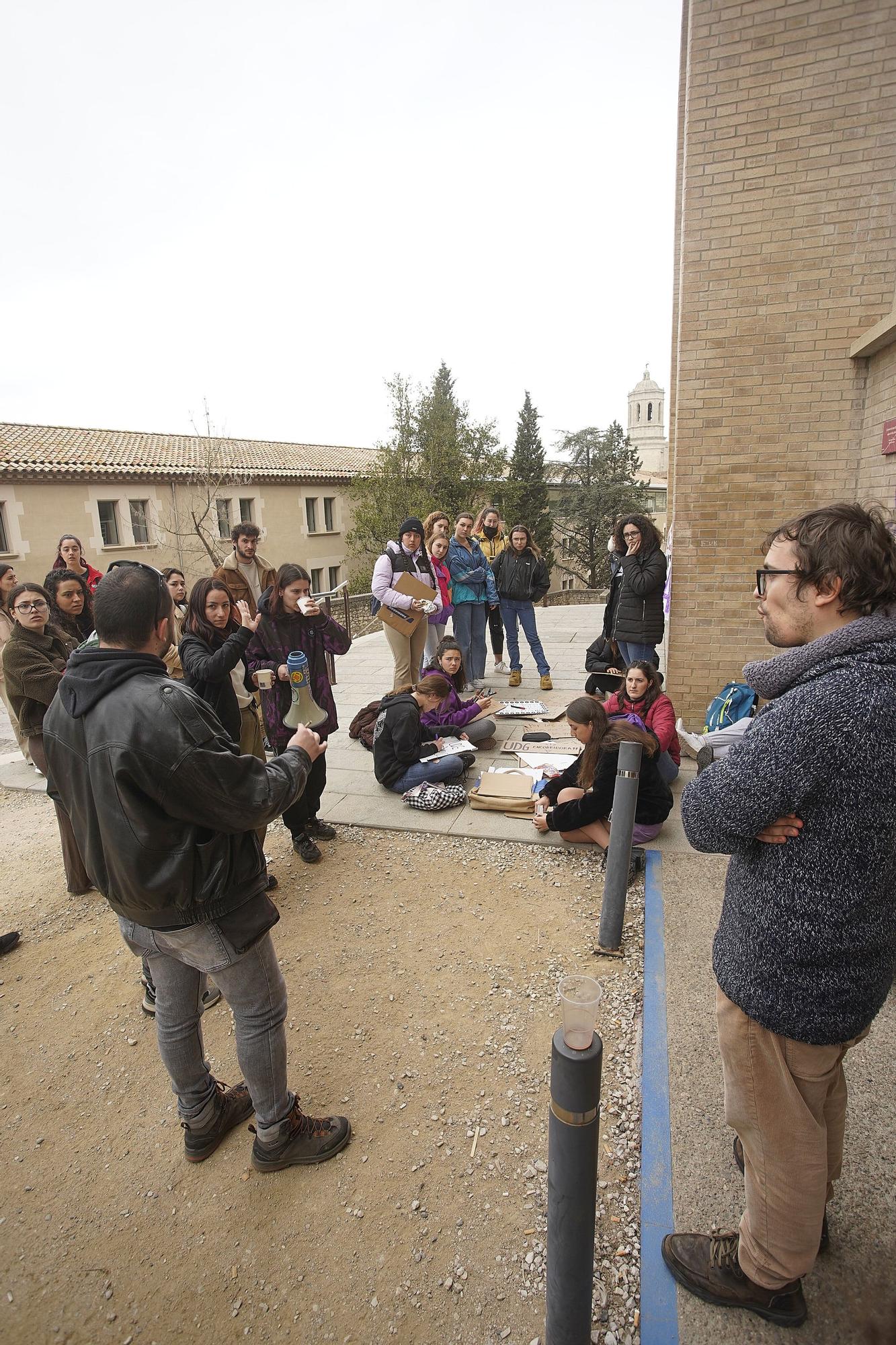 Els piquets per la vaga feminista bloquegen l'entrada al Campus del Barri Vell de la UdG