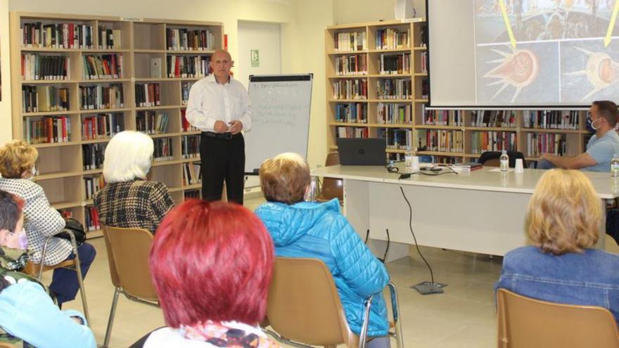 El escritor mallenero Pedro Castranado presentó su libro en el centro. | SERVICIO ESPECIAL